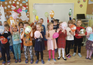 Dzieci prezentują swoje balony.